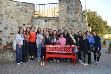 Casole d’Elsa, inaugurata una nuova panchina rossa contro la violenza di genere