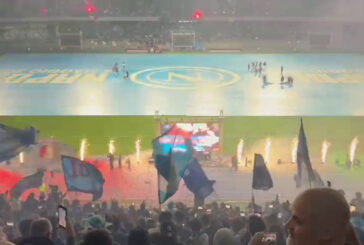 Il Napoli vince lo scudetto, i tifosi cantano 'O surdato 'nnammurato