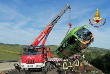 Incidenti stradali, pullman si ribalta sulla A16, un morto e 14 feriti