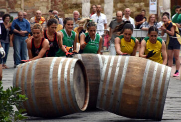 “Le Dame della Botte”: in corsa le spingitrici delle otto contrade del Bravìo