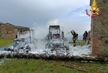 A fuoco due trattori a Castelnuovo: nessuna persona coinvolta