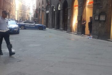 43enne cade dalla finestra in pieno centro a Siena