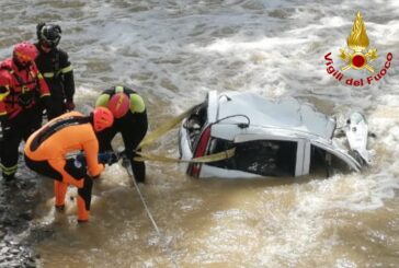 Auto nello Staggia in piena recuperata dai Vigili del fuoco