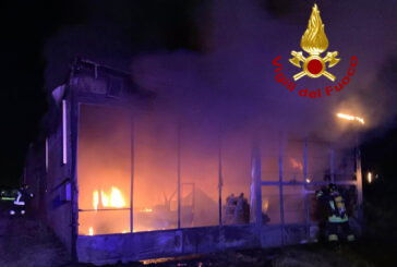 Incendio in un capannone-magazzino a Torrita