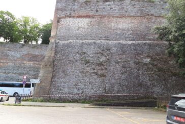 Cadono mattoni dalla Fortezza: stop ai pedoni
