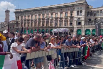 Funerali Berlusconi, gli applausi della folla all'omelia di Delpini