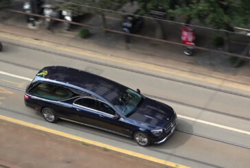 Berlusconi, il feretro in viaggio verso Arcore dopo i funerali