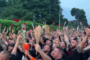 I tifosi del Milan rendono omaggio a Silvio Berlusconi