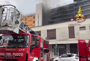 Roma, incendio in un palazzo. Un morto e nove feriti