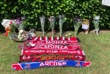 Ad Arcore fiori e striscioni per l'addio a Silvio Berlusconi
