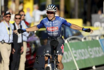 Philipsen vince la 3^ tappa al Tour, Adam Yates resta leader