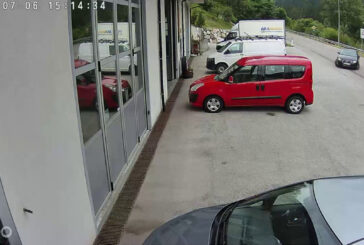 Il video dell'Audi nera di Angelika Hutter che fa inversione di marcia