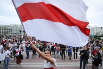 I colori della bandiera storica bielorussa il 9 agosto nella Cappella di piazza