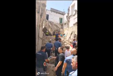 Crolla una palazzina a Torre del Greco, si scava con le mani
