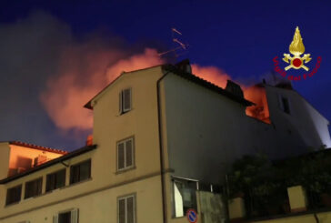 Incendio in una palazzina a Firenze, le immagini