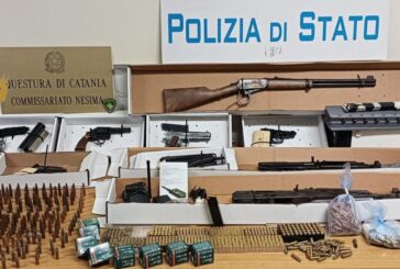 Scoperto a Catania arsenale con Kalashnikov, pistole, fucili e munizioni