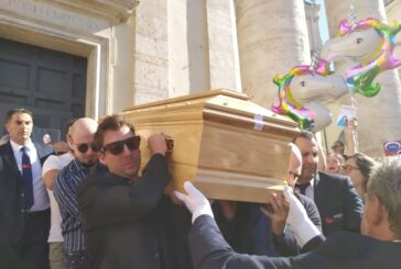 L'ultimo saluto a Michela Murgia tra lacrime, sorrisi e Bella Ciao