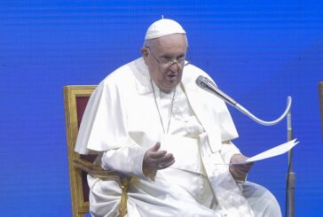 Papa "Ridurre le spese militari in favore di bisogni umanitari"