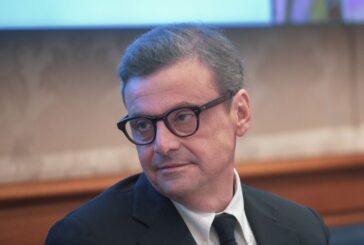 Manovra, Calenda "Mettere le risorse sulla sanità"