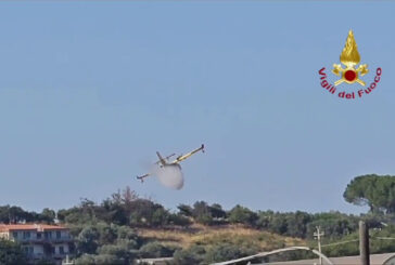 Fiamme nella periferia di Crotone, in azione due canadair