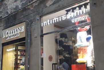 Pezzi di intonaco pericolanti fatti cadere in Banchi di Sopra