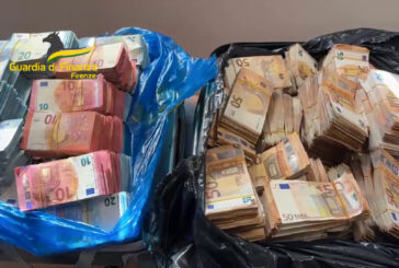 A Firenze il fiuto del cane Elio scopre un milione di euro in contanti