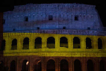Il Colosseo si illumina con i colori della bandiera dell'Ucraina