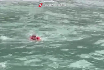 Turista soccorso in mare nel salernitano, le immagini