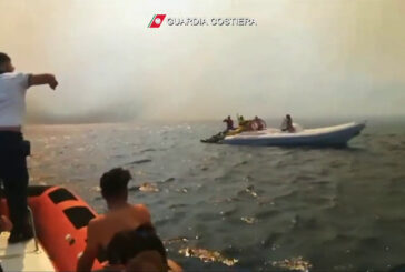 Incendio a Scopello, le immagini del rocambolesco salvataggio via mare
