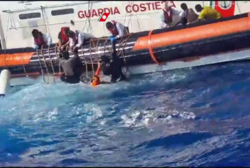 Il salvataggio dei migranti al largo di Lampedusa, le immagini