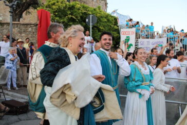 La contrada di San Martino celebra la vittoria della Giostra del Saracino