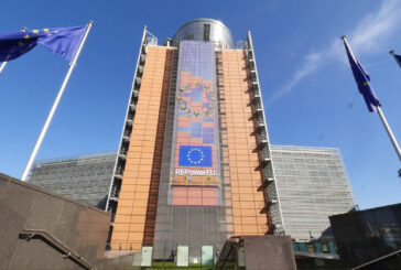 Ue, la bilancia commerciale torna in positivo