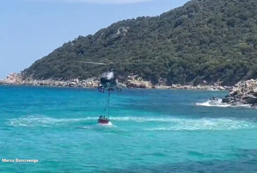 Elicottero in azione per spegnere l'incendio a Cala Pira in Sardegna
