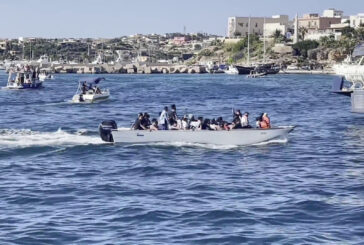 Sbarco autonomo con migrante in mare a Lampedusa, le immagini