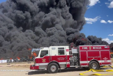 In fiamme deposito di plastica in New Mexico, nube nera minaccia città