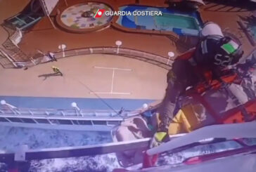 Donna ha un malore sulla nave da crociera, soccorsa con l'elicottero