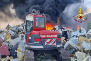 Vasto incendio in un deposito di rifiuti a Forlì