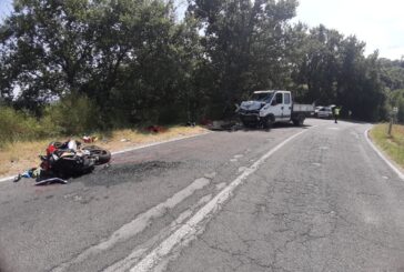 Molto grave un motociclista scontratosi con un autocarro