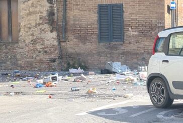 Ponte a Tressa: lancia oggetti dalla finestra e interrompe il traffico