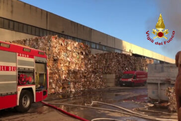 Incendio in un'azienda di rifiuti nel napoletano, le immagini