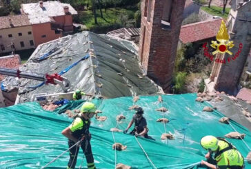 Maltempo, vigili del fuoco al lavoro sul tetto del Duomo a Mortegliano