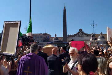 Ai funerali di Michela Murgia la folla canta "Bella ciao"
