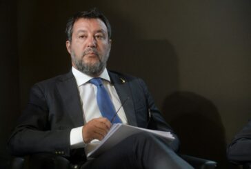Salvini "Più sanzioni per chi usa il cellulare alla guida"