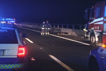 Scontro sull'A1 fra un tir e un bus migranti, 2 morti e 25 feriti
