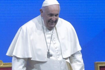 Migranti, Papa "Ingressi legali contro la piaga dello sfruttamento"