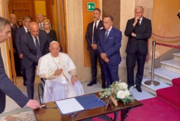 Napolitano, Papa Francesco a sorpresa alla camera ardente