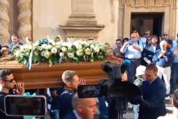 L'ultimo saluto a Marisa Leo, folla commossa ai funerali a Salemi