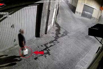 Incendia auto del rivale in amore, scoperto e denunciato nel Catanese