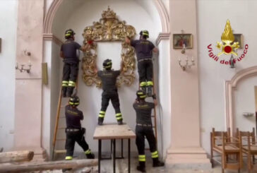 Crolla tetto chiesa nell'ascolano, recuperati oggetti sacri