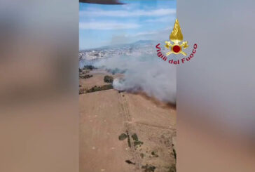 Incendio a Pomezia, fiamme minacciano abitazioni
